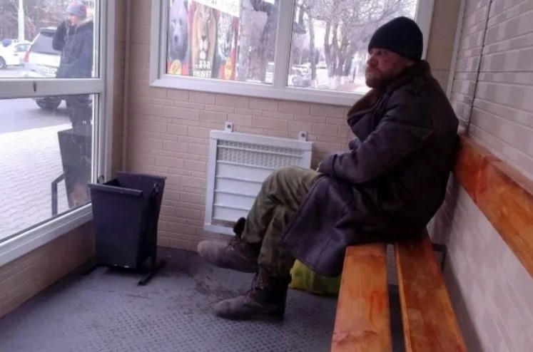 Благовещенцы жалуются на спящих на автобусной остановке бомжей