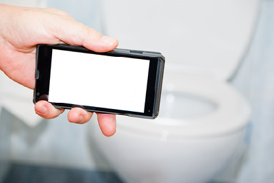 Британские ученые: смартфоны грязнее унитазов в общественных туалетах - 2x2.su