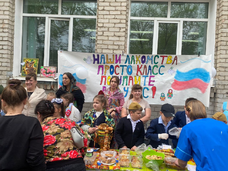 Школьники Свободного собрали на ярмарках в помощь бойцам СВО 1,2 млн рублей - 2x2.su