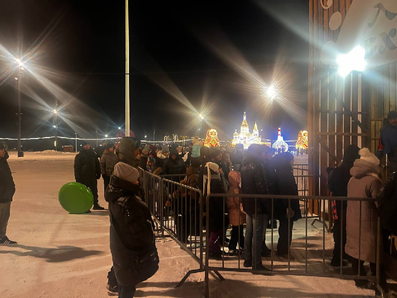 Благовещенцы выстроились в очередь к тюбинговой горке - 2x2.su