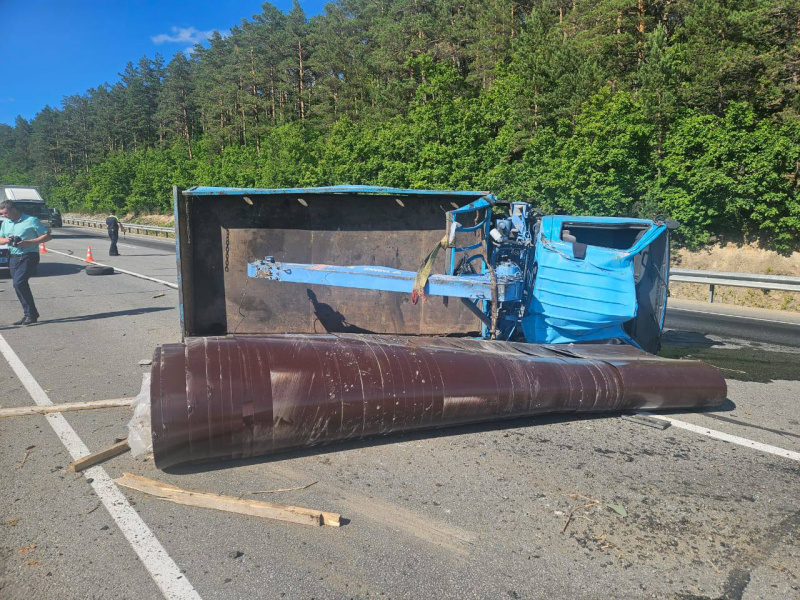 Под Белогорском на трассе перевернулся грузовик, двое пострадали