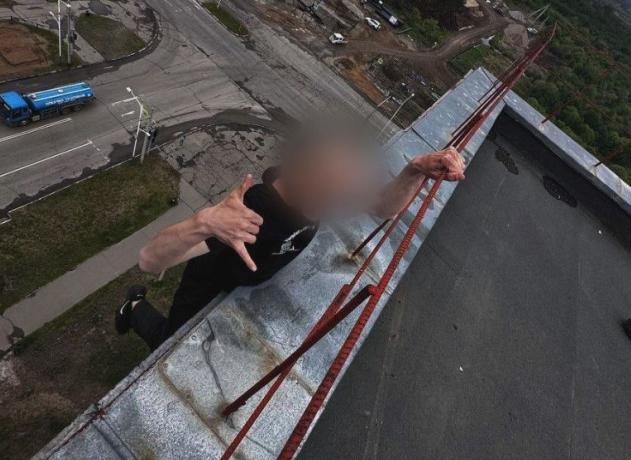 Молодой руфер рискнул жизнью ради фото, свесившись с крыши многоэтажки в Благовещенске