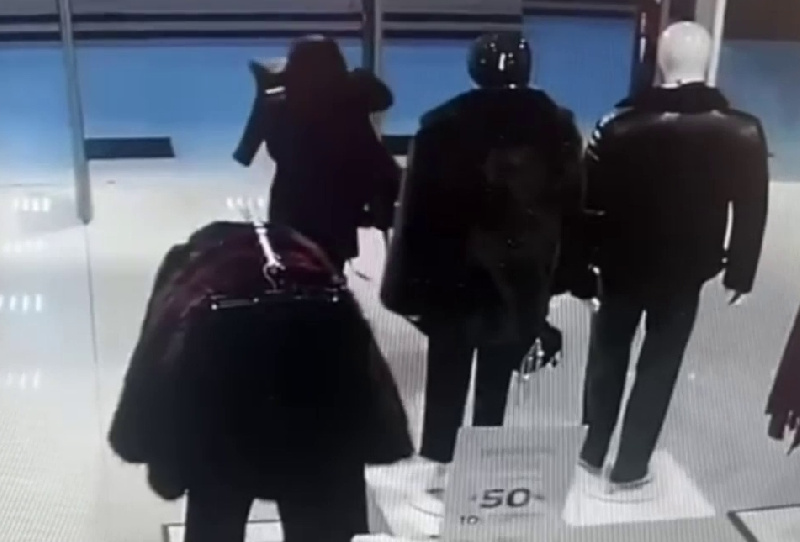 Благовещенка украла куртку, пронеся ее над датчиками на выходе из магазина  - 2x2.su