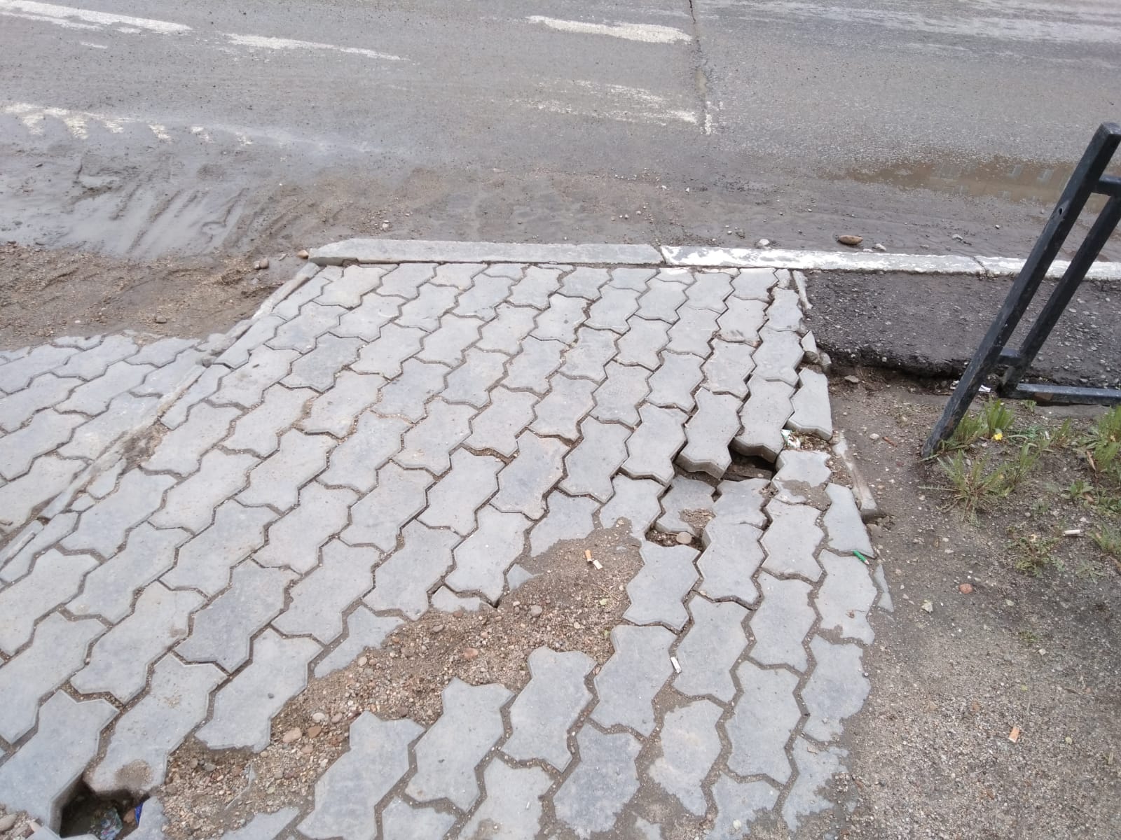 Из-за сильного ливня в Благовещенске просел грунт, а дороги оказались под водой - 2x2.su картинка 3