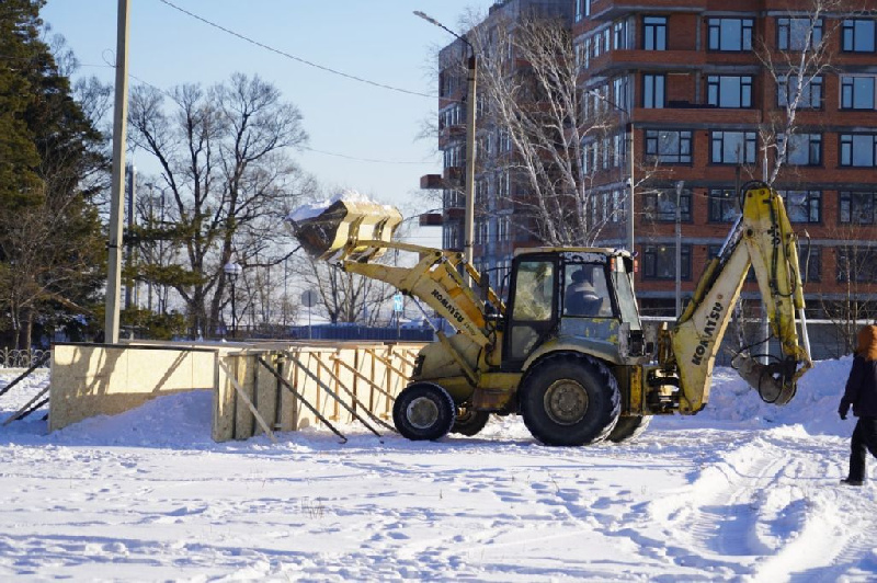 В Свободном начали строить снежный городок, где будет свой Чижик-пыжик и Медный всадник - 2x2.su