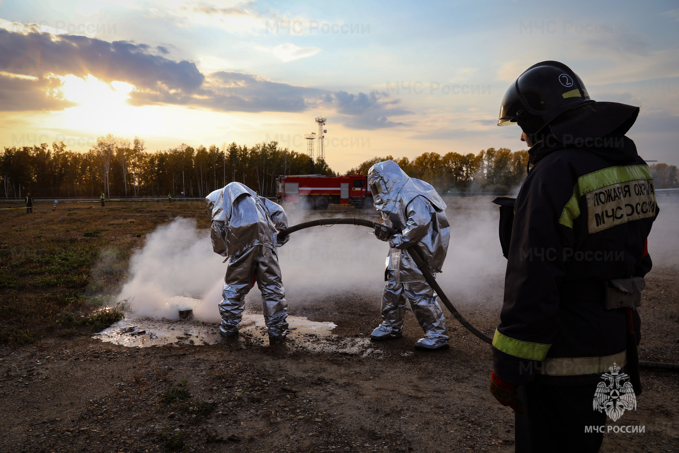 В Благовещенском аэропорту провели учения и потушили самолет - 2x2.su картинка 7