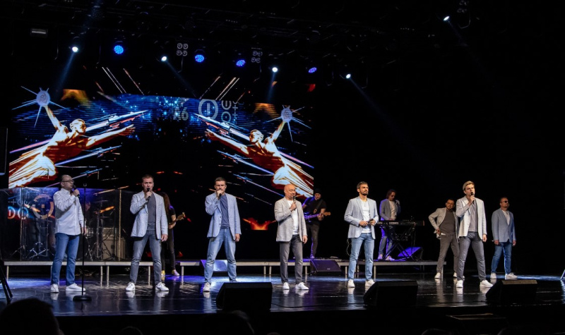 «Зал взорвался!»: перед жителями Благовещенска выступил хор Турецкого  - 2x2.su