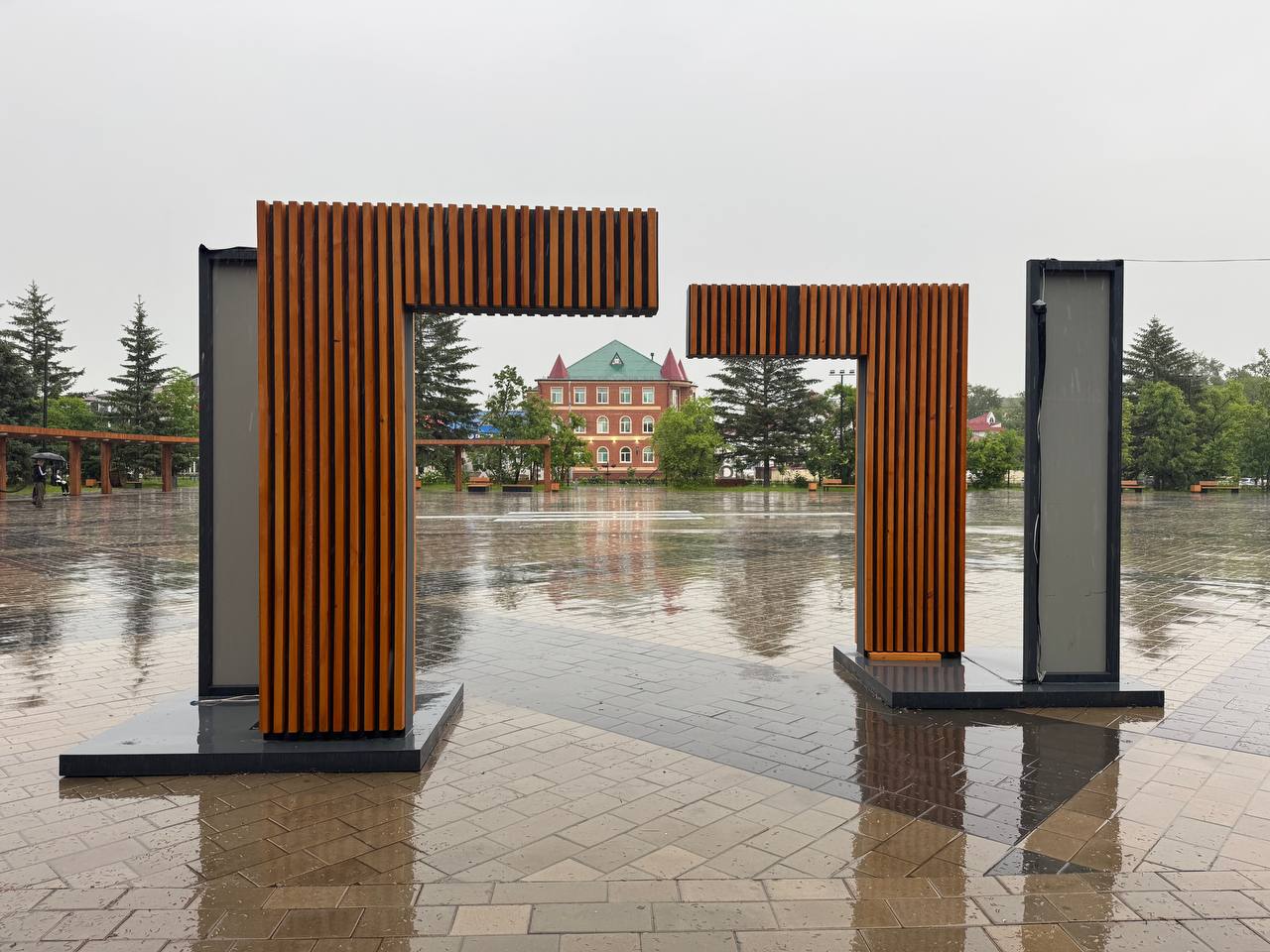 В Свободном вандалы «вырвали с мясом» подсветку амфитеатра на площади - 2x2.su картинка 3