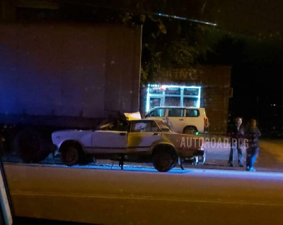 Жёсткое ДТП в Благовещенске: «Жигули» влетели под автофургон - 2x2.su