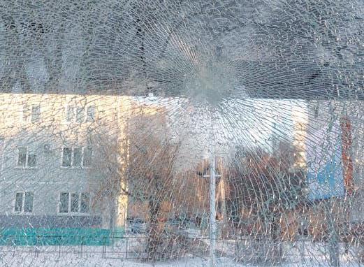 В Благовещенске за 2 недели разрушили новую автобусную остановку на улице Зейской  - 2x2.su картинка 2