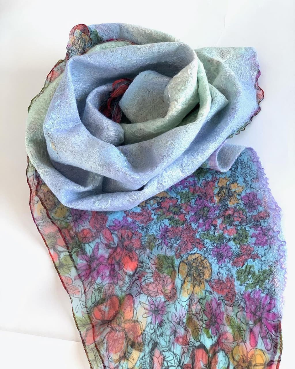 Благовещенка создает из шерсти космические шарфы и шапки для фей - 2x2.su картинка 5