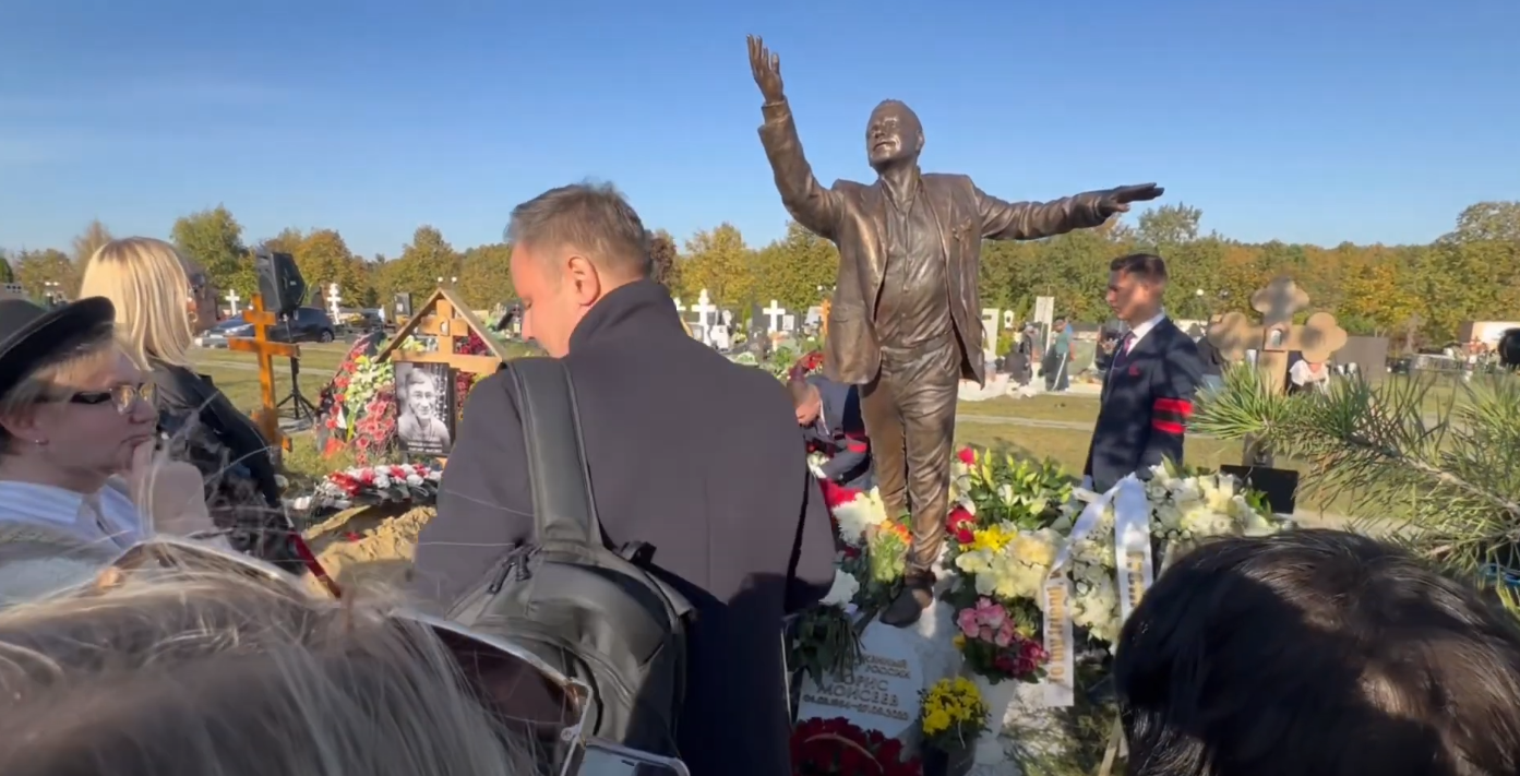 Алла Пугачёва помогла открыть памятник Борису Моисееву на Троекуровском кладбище - 2x2.su картинка 2