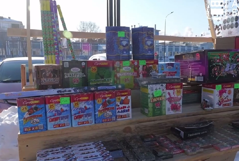 В Благовещенске закрыли две точки, где незаконно торговали пиротехникой - 2x2.su