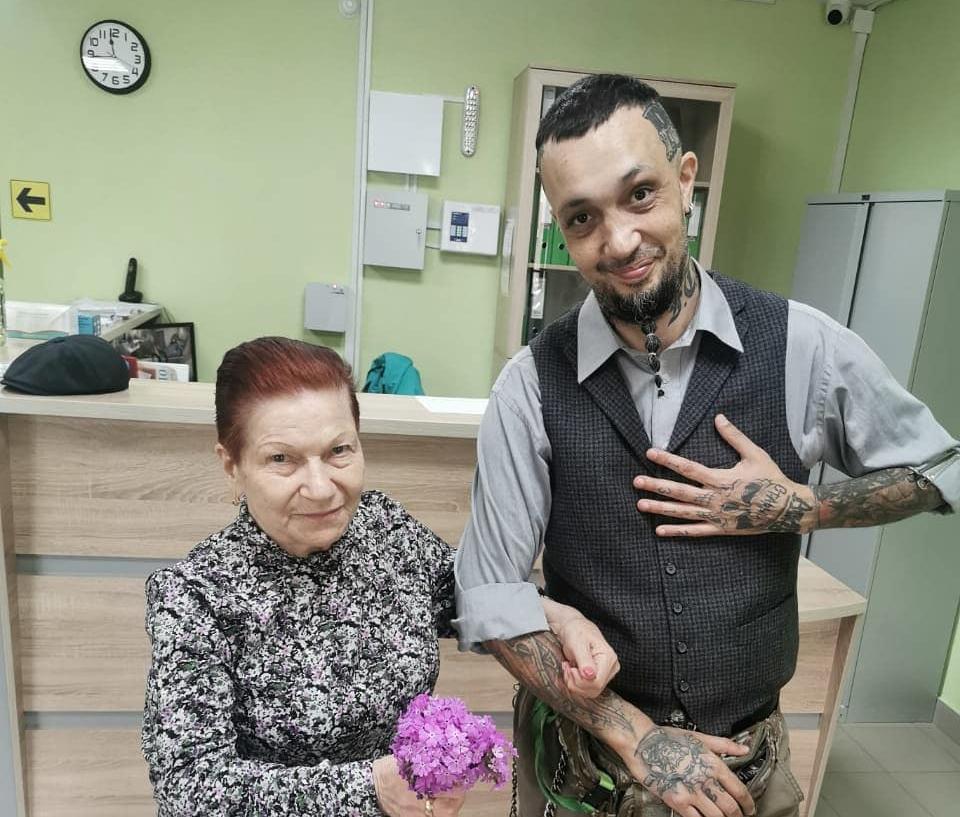 «Почувствовали себя моложе»: благовещенский барбер бесплатно подстриг пенсионеров