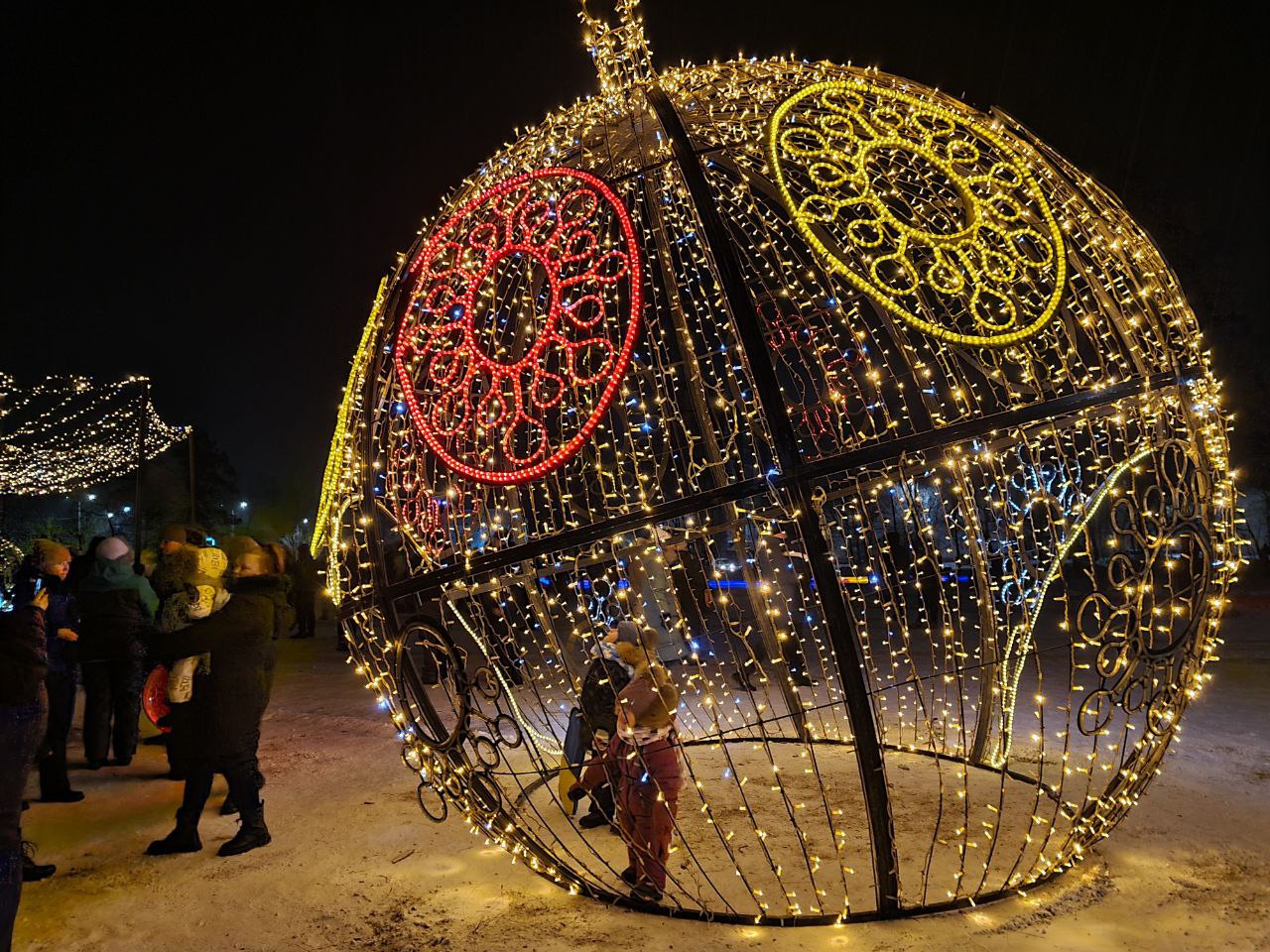 Опубликованы фото ледового городка, посвящённого Леониду Гайдаю, в Свободном - 2x2.su картинка 5