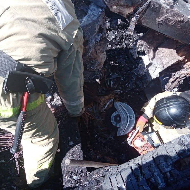 Дознаватели и эксперты обследуют сгоревшую крышу больницы в Благовещенске