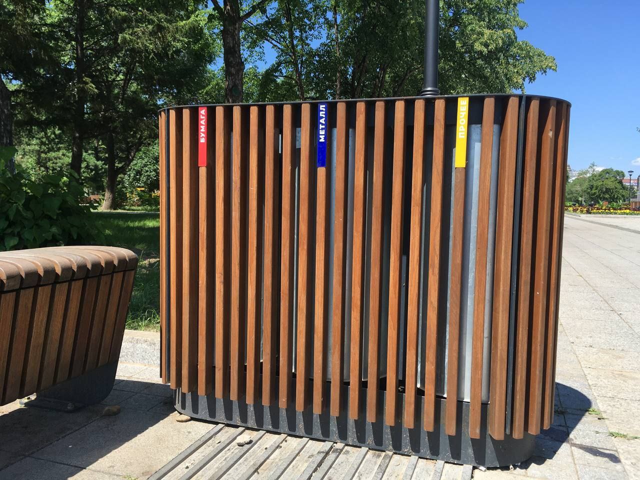 В Благовещенске контейнеры для раздельного сбора мусора установили в парках, школах и детских садах - 2x2.su картинка 2