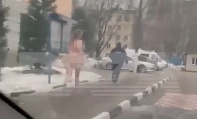 В Сети появилось видео с московским полицейским, который убегал от обнажённой женщины - 2x2.su