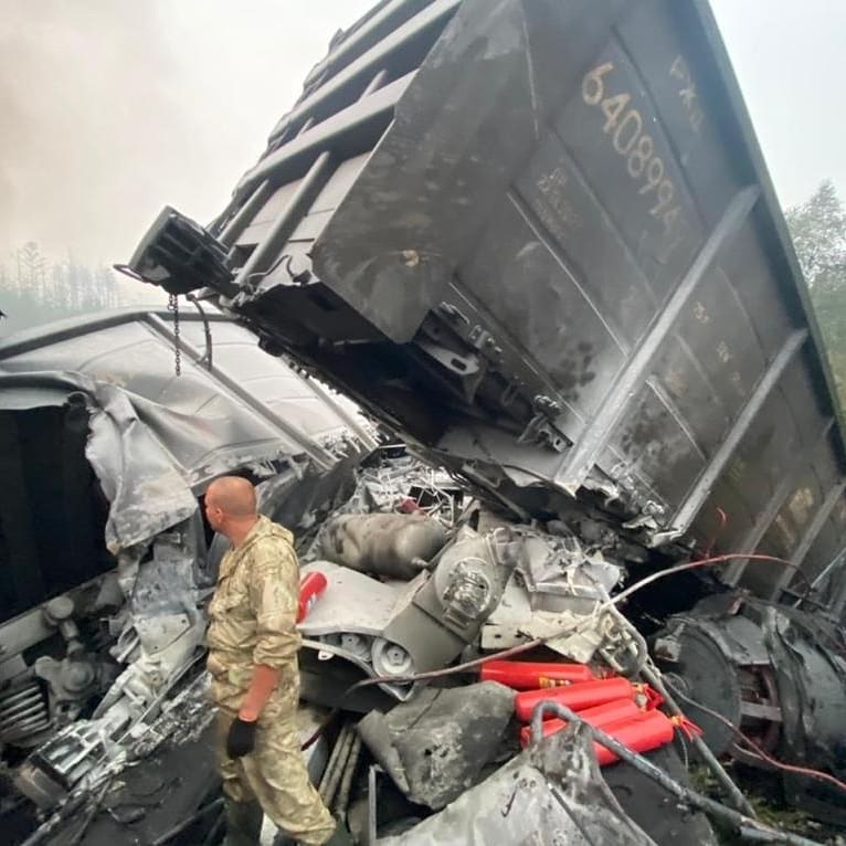 Амурские спасатели достали погибших на месте столкновения двух поездов