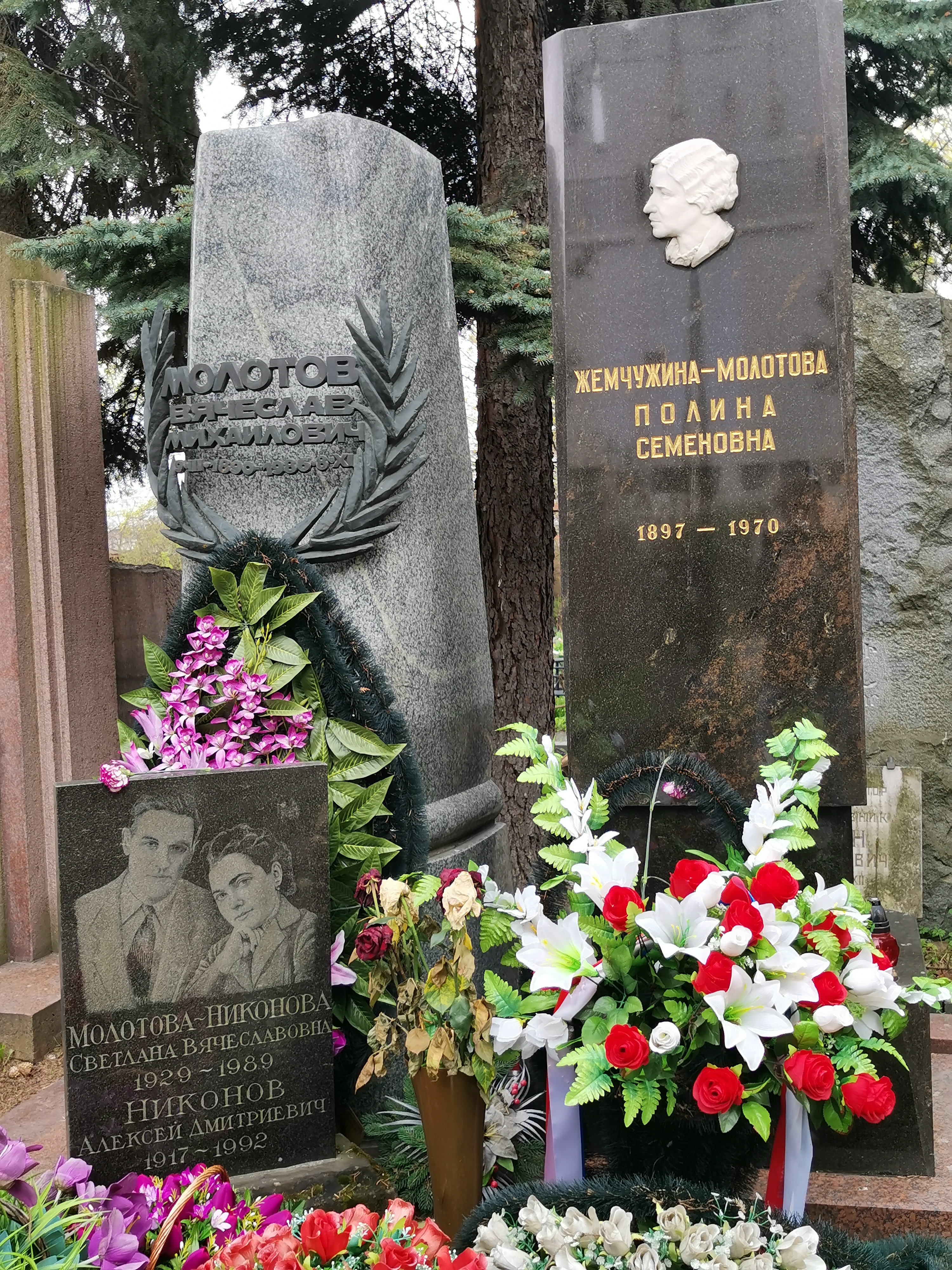 Могила Хрущева на Новодевичьем кладбище фото