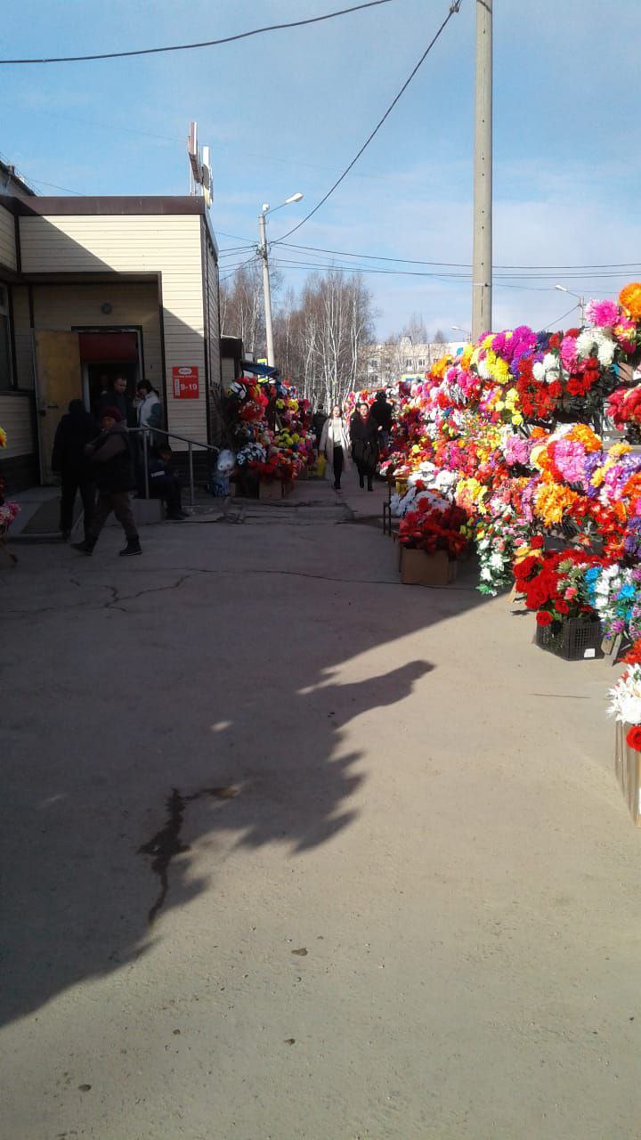 Похоронная процессия на квартал: жители Тынды жалуются на торговцев искусственными цветами  - 2x2.su картинка 2