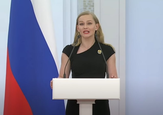 Дерзкий наряд Юлии Пересильд в Кремле обсуждают пользователи соцсетей - 2x2.su