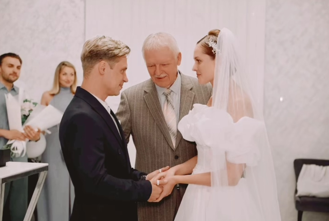 Александра Головина и его невесту раскритиковали за дешёвые свадебные наряды - 2x2.su картинка 3