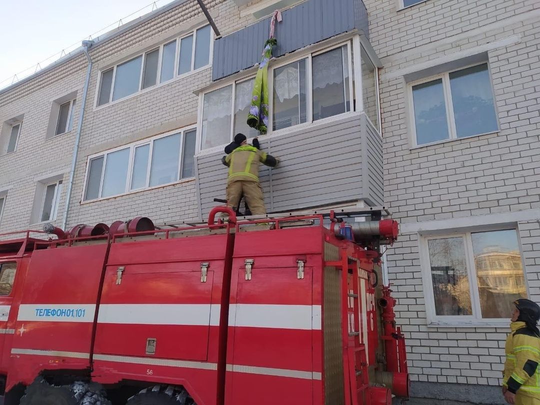 В Свободном пожарные спасли 11-летнего мальчика, повисшего на балконе - 2x2.su картинка 2