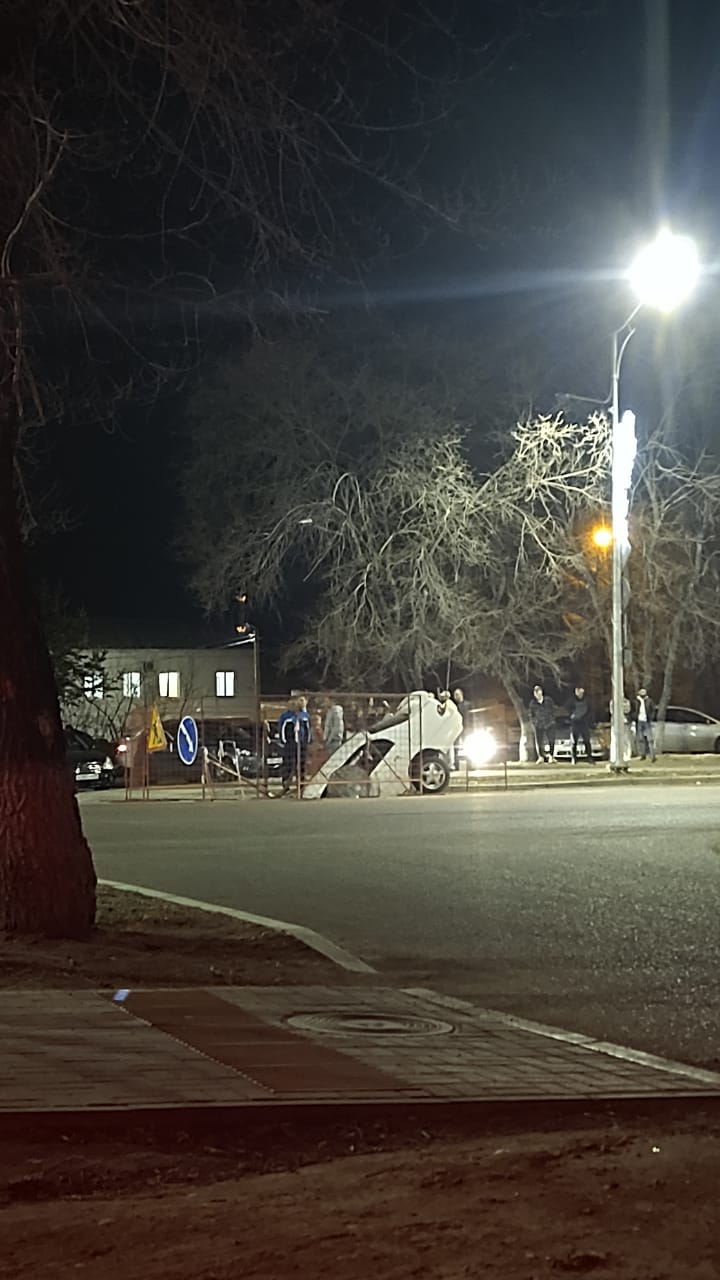 Опубликовано видео с места ДТП, где автомобиль провалился в яму на улице Калинина в Благовещенске