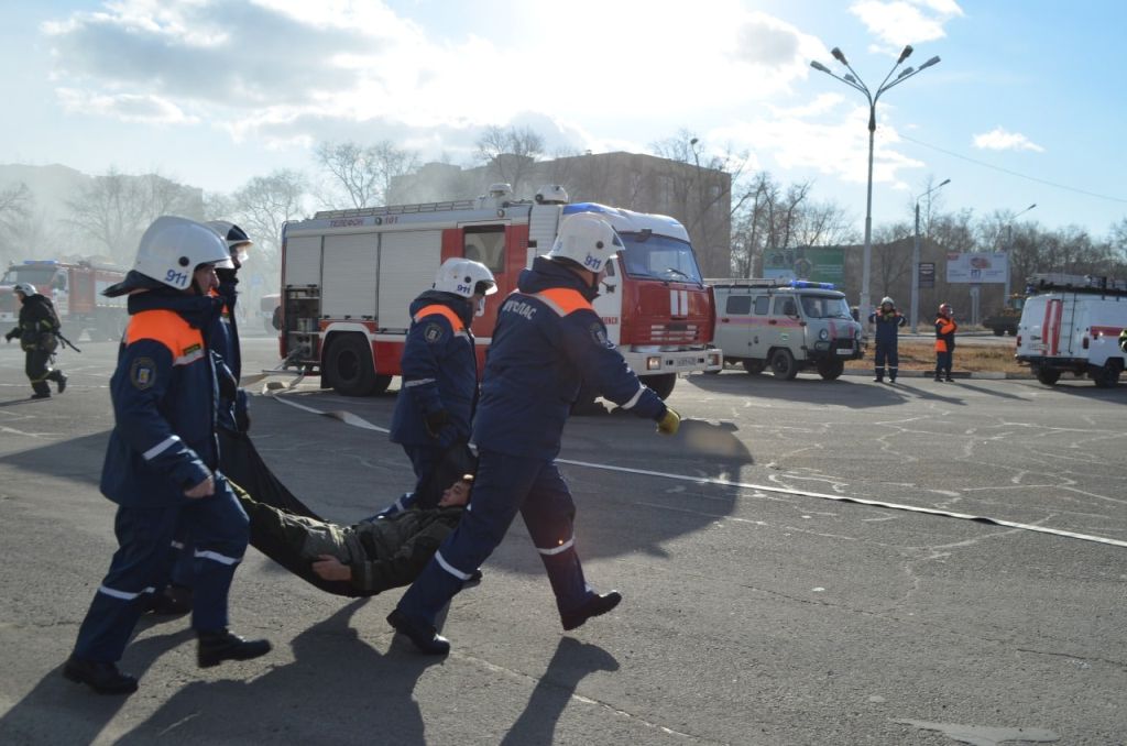 В Благовещенске спасатели тренировались ликвидировать последствия ракетного удара по ж/д вокзалу - 2x2.su картинка 4