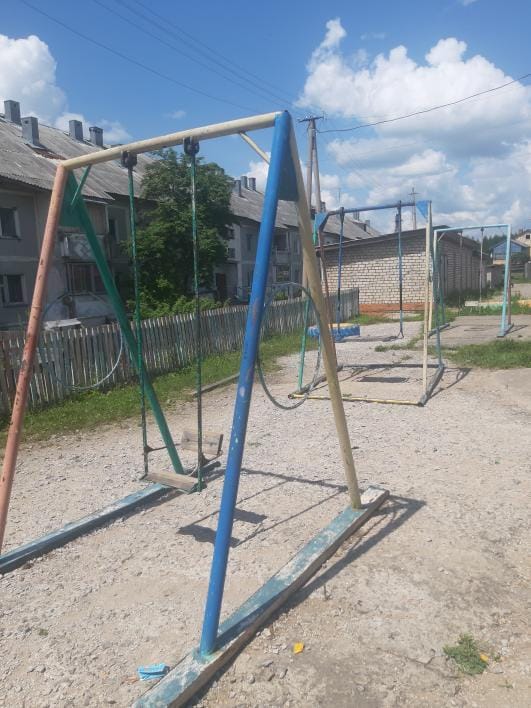 Жители села в  Селемджинском районе возмущены состоянием детской площадки - 2x2.su картинка 2