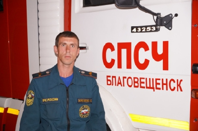 Сотрудник МЧС спас тонущую в реке Зее девочку - 2x2.su
