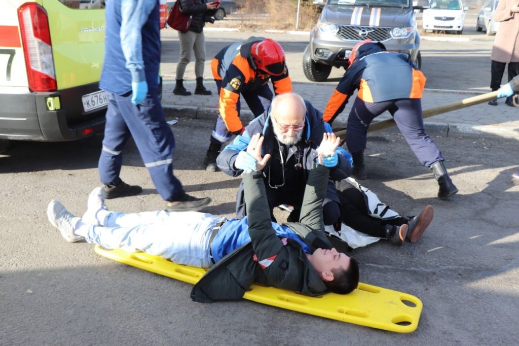 В Благовещенске спасатели тренировались ликвидировать последствия ракетного удара по ж/д вокзалу - 2x2.su картинка 2