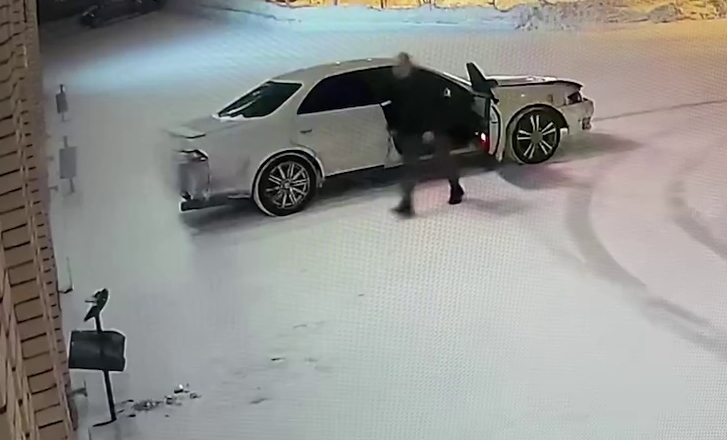 В Тынде ищут мужчину, который вырвал металлическую урну у здания администрации - 2x2.su