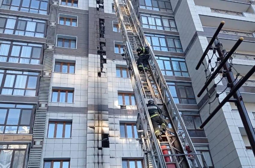 В Благовещенске более 50 пожарных помогали в тушении многоэтажки на набережной