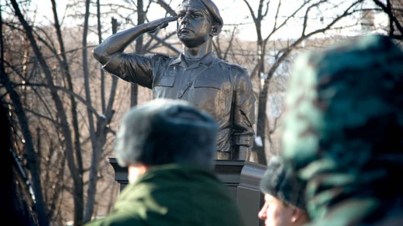 В Свободном открыли памятник герою России Ивану Маслову - 2x2.su