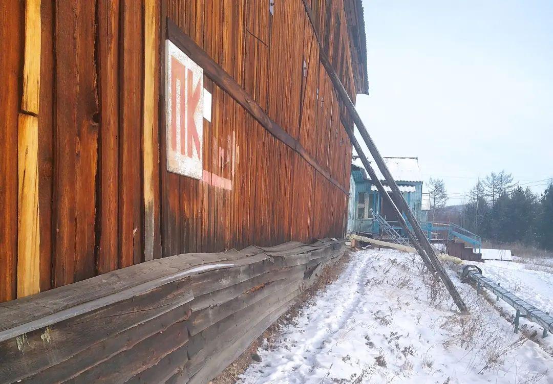 Жители Тындинского района жалуются на ветхую школу, в которой мёрзнут дети  - 2x2.su картинка 6