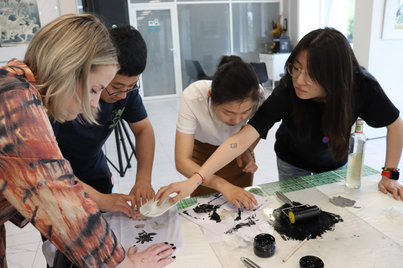 На выходных благовещенцев зовут мастер-классы по гравюре и акварельной живописи - 2x2.su