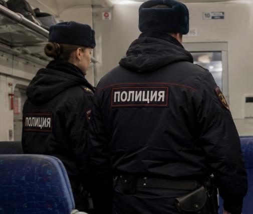 Пьяный пассажир поезда ударил сотрудницу полиции и был оштрафован - 2x2.su