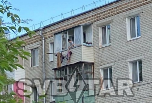«Доставал прищепку»: в Свободном сфотографировали ребёнка, который мог упасть с балкона на пятом этаже 