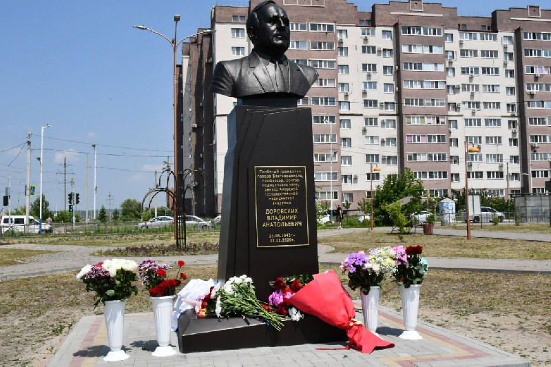 В Благовещенске торжественно открыли монумент в память о Владимире Доровских