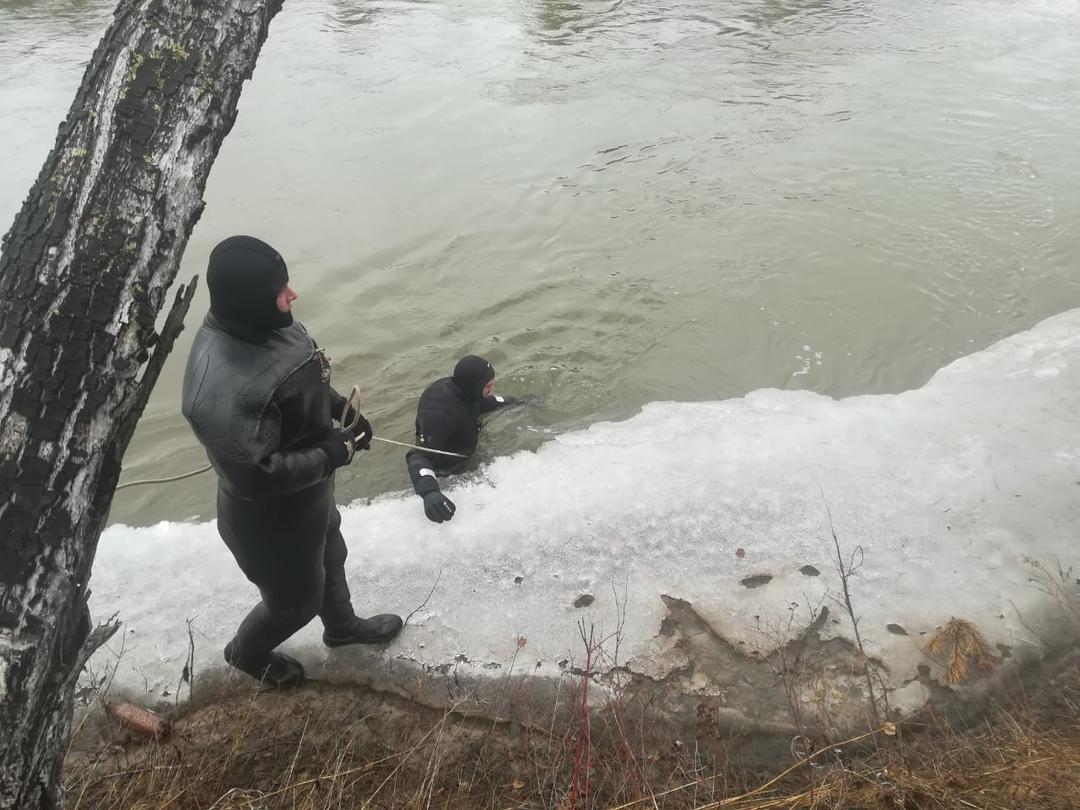 Амурские спасатели достали из реки тела двух мужчин