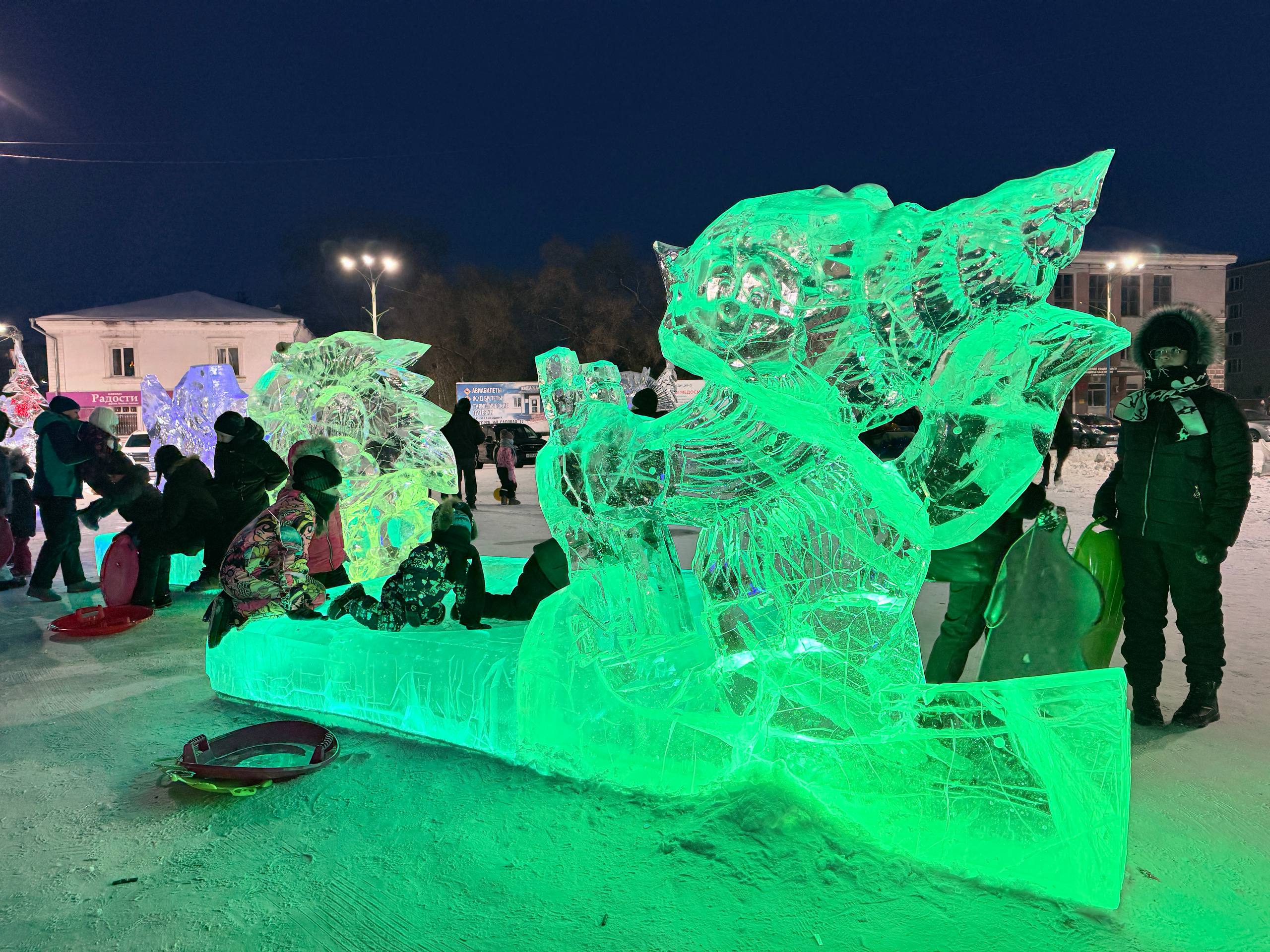 В Белогорске гостей новогоднего городка угощают в пункте обогрева бесплатным чаем - 2x2.su картинка 3