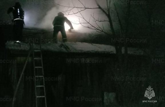 Амурские пожарные обнаружили труп мужчины в загоревшемся доме