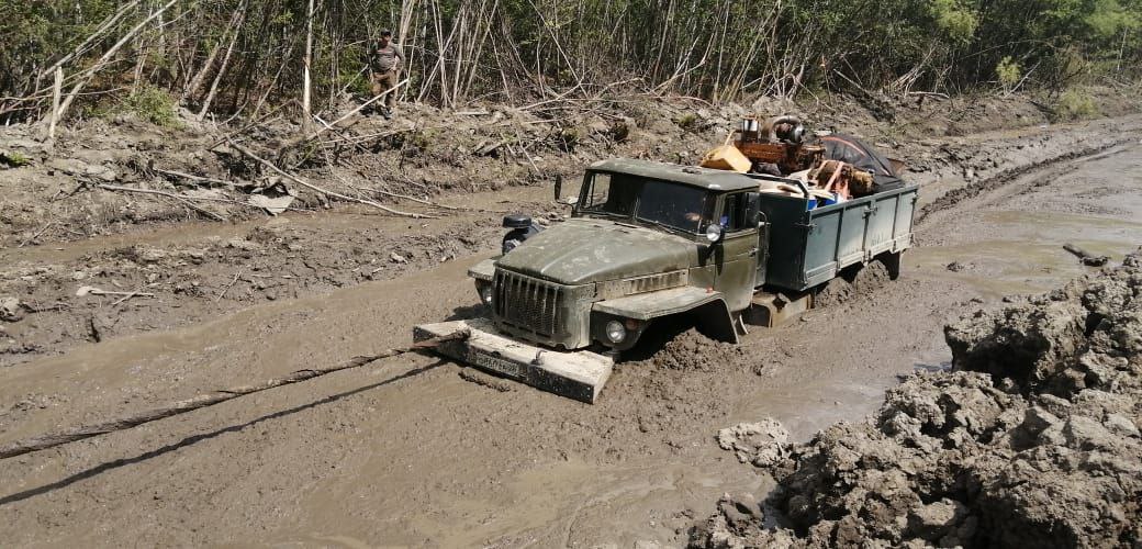 В Зейском районе автомобили по самый кузов проваливаются в грязь на дороге