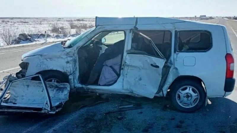 В Амурской области в страшном ДТП столкнулись фура и иномарка, погиб один человек - 2x2.su