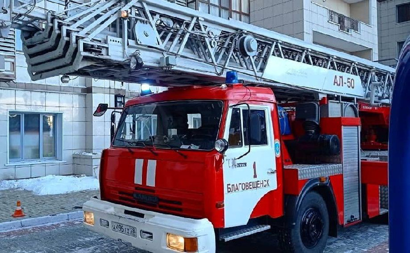 В Благовещенске более 50 пожарных помогали в тушении многоэтажки на набережной