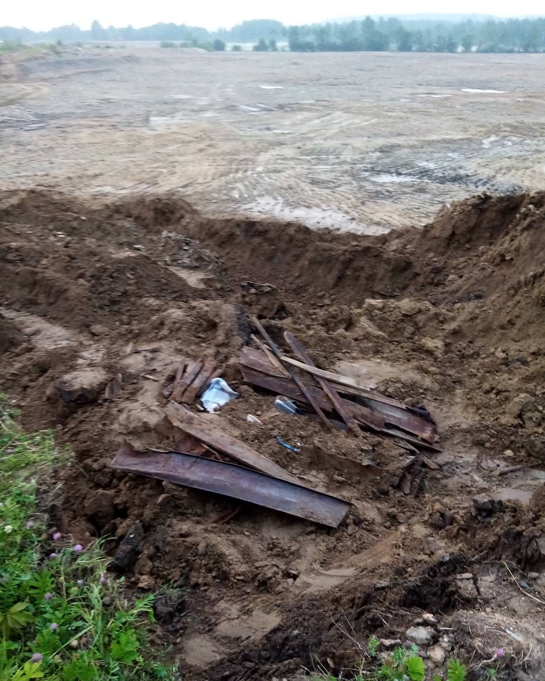 В Сковородинском районе строители случайно нашли старинный гроб
