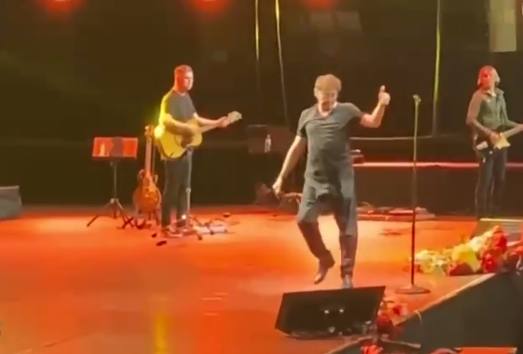  СМИ: Григорий Лепс вышел из себя на концерте и выбросил микрофон в зал
