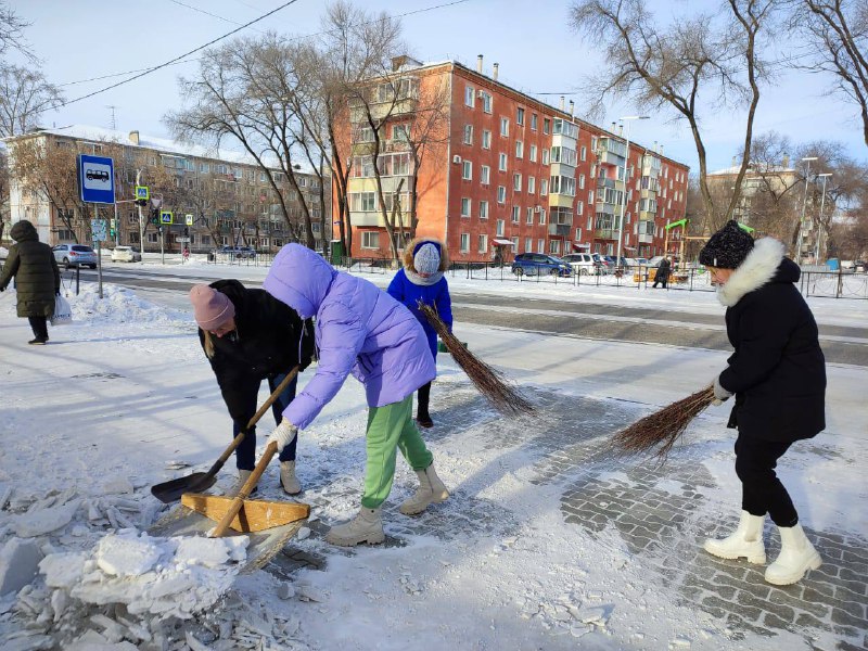 В Благовещенске убирать тротуары от снега вышли студенты колледжей 